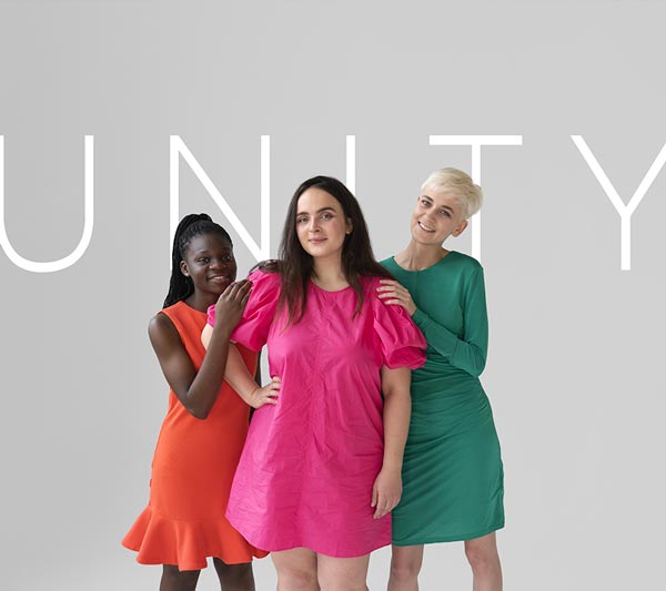 Guerrilla Marketing: tre ragazze con vestiti colorati