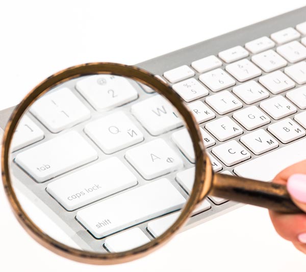 Search Generative Experience: lente d'ingrandimento su una tastiera