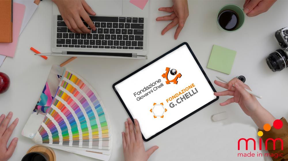 Creazione Loghi Milano: persone su un tavolo che fanno il restyling di un logo