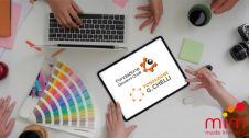 Creazione Loghi Milano: persone su un tavolo che fanno il restyling di un logo