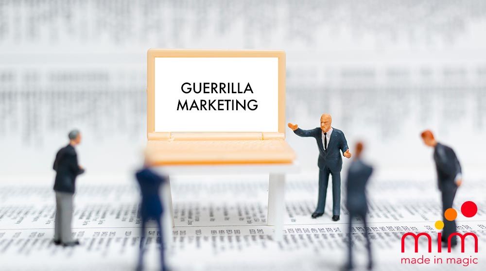 Guerrilla Marketing: persone miniature che discutono sulla guerrilla marketing